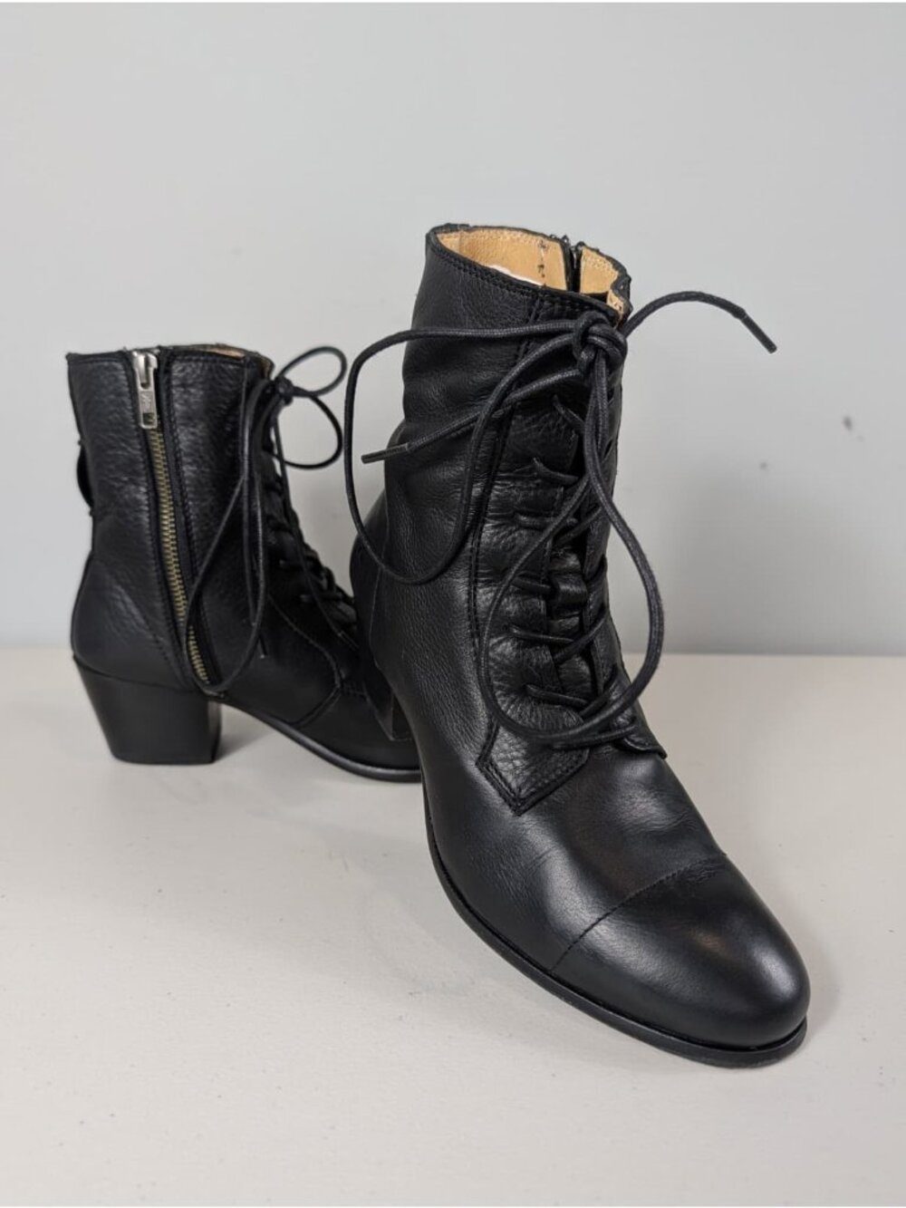 Frye Courtney women's black leather lace up boots size 7.5B
